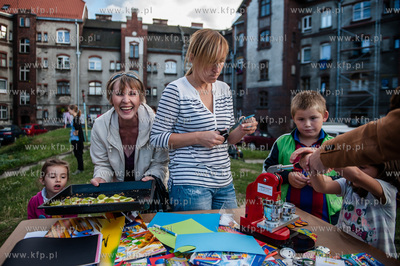Gdansk. Podworko ulic Robotniczej i Jana z Kolna. Sasiedzi...