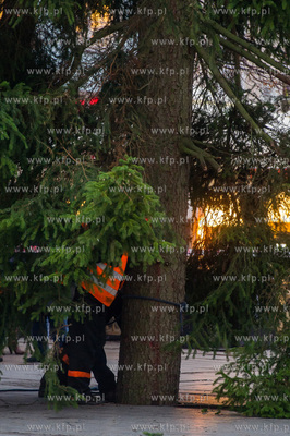 Gdansk. Dlugi Targ. Operacja stawiania swiatecznej...