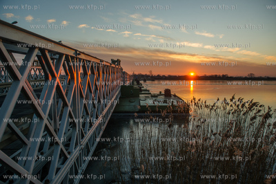 Skuta lodem Martwa Wisla na wysokosci mostu pontonowego...