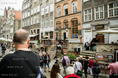 Gdansk. Ulica Mariacka. Muzyka Chopina na przedprozach...