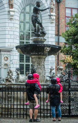 Gdańsk. Długi Targ. Intensywne opady deszczu i silne...