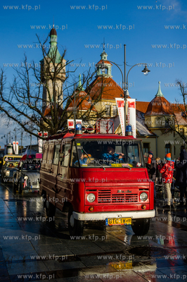 Sopot. Parada zabytkowych wozów strażackich i zabytkowych...