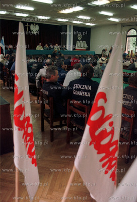 Wiec w Stoczni Gdanskiej w sali BHP po decyzji sadu...