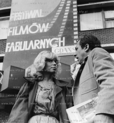 Aktorzy Irena Karel i Stanislaw Michalski przed Domem...