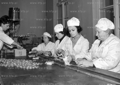 Pracownice laboratorium Gdanskiego Zarzadu Aptek pakuja...