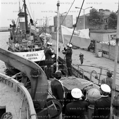 Uroczystosc opuszczenia bandery na trawlerze konwencjonalnym...