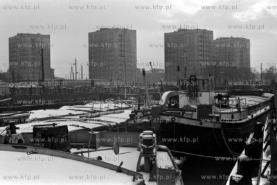 Zimowy postoj barek na Motlawie w Gdansku. 
16.12.1973
3grudzien73_z.kosycarz_p26
Fot....