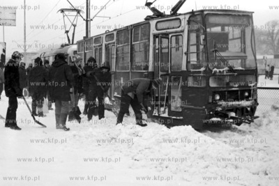 Obfite opady śniegu spowodowały liczne utrudnienia....