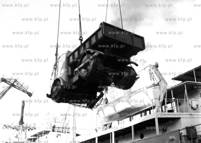 Załadunek na statek samochodu na przeznaczonego na...