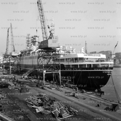 Transatlantyk Stefan Batory stoi przycomowany do nabrzeża...