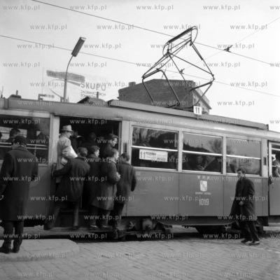 Przepełniony tramwaj lini 11 rusza spod przystanku...