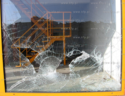 Potluczone zbrojone szyby w budynku przy ul. Lubelskiej...