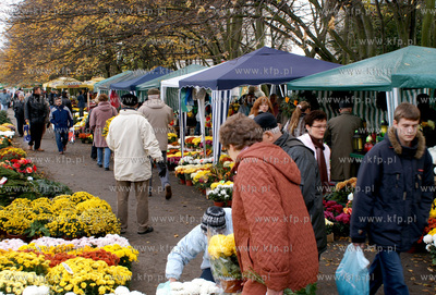 Gdansk. Cmentarz Srebrzysko. Swieto Zmarlych. Nz. stoiska...