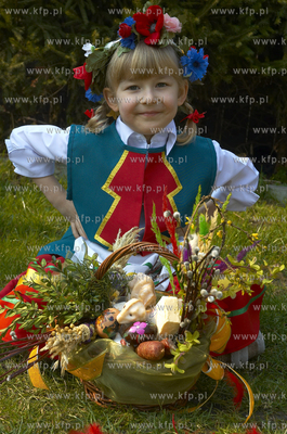 Kociewianka ( Patrycja lat 6) ze swieconka wielkanocna
01.04.2007
Fot.Krzysztof...