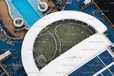 Gdynia z lotu ptaka. Nz. Wycieczkowiec STAR PRINCES...