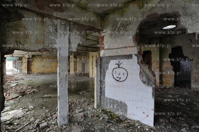 Nadole nad Jeziorem Zarnowieckim. Ruiny ogromnego Hotelu...