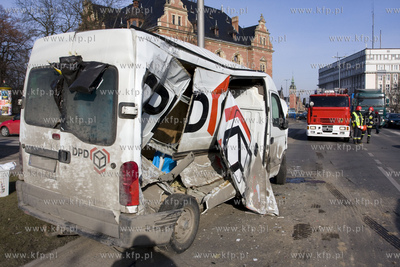 Gdansk, Hucisko. Samochod dostawczy nie ustapil pierwszenstwa...