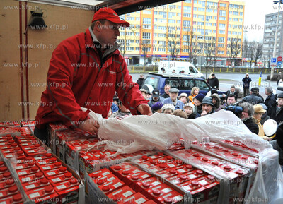 Szczecin. Hodowcy bydla przed jednym ze szczecinskich...