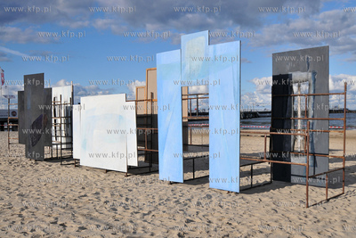 Sopot plaza przy Molo. Happening "Unwanted Things "...