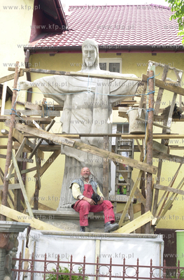 Z centrum Ustki wywieziono ponad 6 metrowy pomnik Chrystusa...
