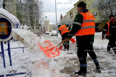 Slupsk

Trwa odsniezanie ulic i chodnikwo w Slupsku....