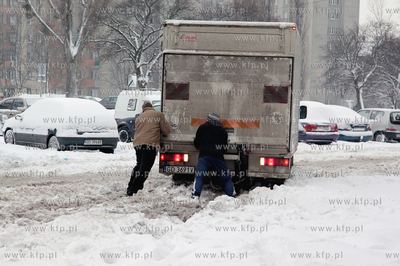 Samochod dostawczy utknal w sniegu na ul. Dlugie Ogrody...