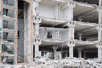 Gdynia. Rozbiorka magazynu portowego pomiedzy ulicami...