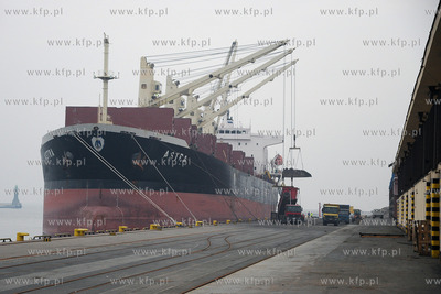 Port Gdynia. Zaladunek zlomu na masowiec Astra bandery...