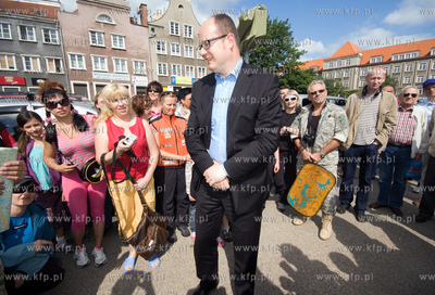 Osiem kobiecych zalog wyruszylo z gdanskiej starowki...