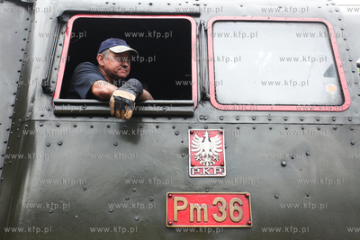 Pociag Heweliusz, prowadzony przez parowoz z wolsztynskiej...