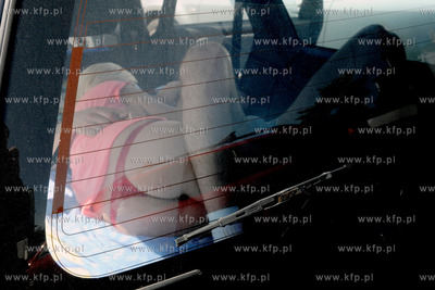 W samo poludnie w bagazniku Nissana zaparkowanego na...