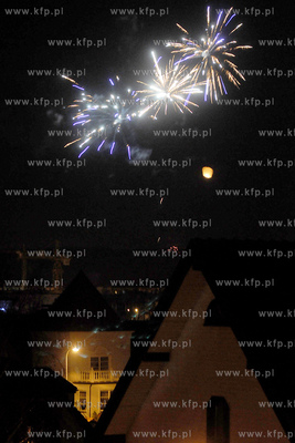Mieszkancy Gdyni i Rumi witaja Nowy Rok 2013 fajerwerkami...