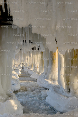 Gdynia Orlowo w zimowej szacie. Oblodzone filary orlowskiego...
