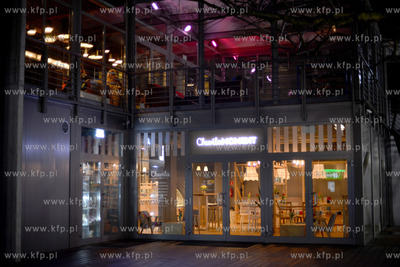 Gdynia. Centrum miasta wieczorowa pora. Nz.Restauracyjka...