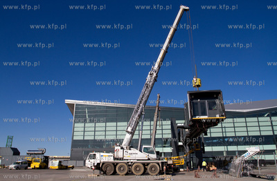 Instalacja rekawow przy terminalu pasazerskim T2 na...