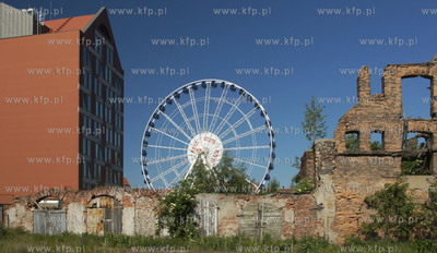 Gdansk. Kolo widokowe na Wyspie Spichrzow widziane...