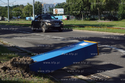 Gdańsk, ul. Hallera. Wyrwane z ziemi parkomaty firmy...
