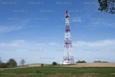 Nadajnik telefoni komorkowej na polach pomiedzy wsia...