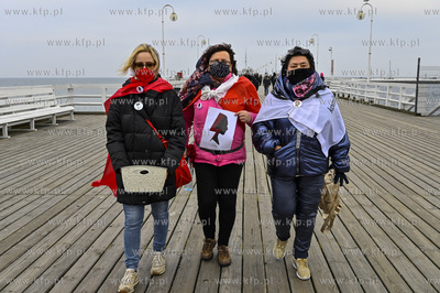 Sopot. Molo. Protest Kobiet po wydanym orzeczeniu Trybunalu...