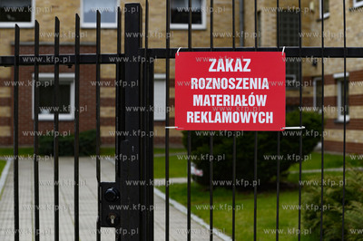 Gdynia Orłowo przy ul. Spacerowej. Nz. na bramie wejściowej...