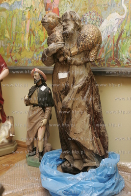 Uratowane zabytki ze spalonego kosciola sw. Katarzyny...