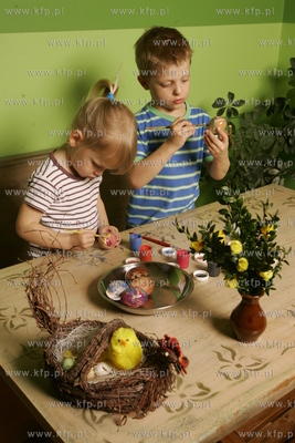 Swieta Wielkiej Nocy za pasem, dzieci maluja pisanki....