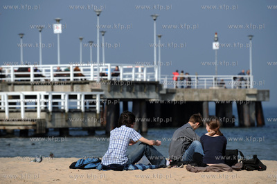 Wiosna na plazy w Gdansku Brzeznie, w tle molo.26.03.2010fot....