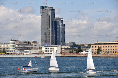 Widok na Sea Towers z Zatoki Gdanskiej 05.07.2009 fot....