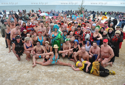 Noworoczna zimowa kapiel ponad 100 gdanskich morsow...