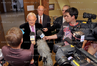 Byly premier Leszek Miller zlozyl wizyte Lechowi Walesie...