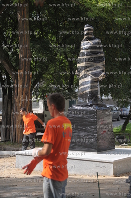 Na skwerze przed kosciolem sw. Brygidy postawiono pomnik...