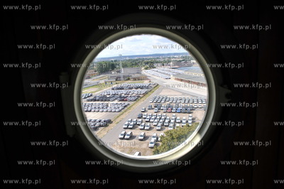 Gdansk Nowy Port. Stara latarnia morska. Widok na samochody...