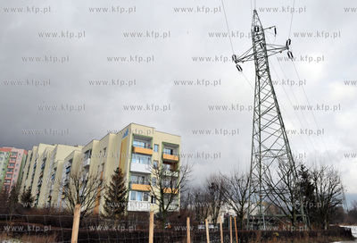 Gdansk Zaspa. Slupy z linia energetyczna wysokiego...