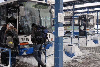 Kartuzy. Dworzec autobusowy i autobus firmy Gryf. 7.12.2013...